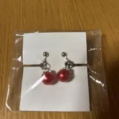 赤いパール風ボール型イヤリング