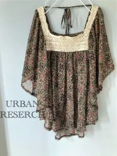 アーバンリサーチ 小花柄 シアー素材 フレアトップス ブラック 体型カバー