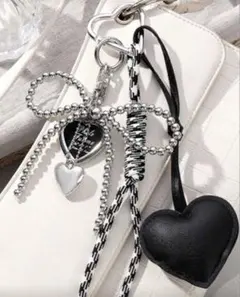 キーホルダー　シルバー　ハート　ブラック　じゃらじゃら　リボン　ストラップ
