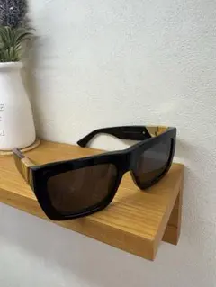 BOTTEGA VENETA サングラス ブラック ゴールド金具　ケース付きのサムネイル
