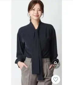 ANCHOR WOMAN 洋服の青山ボリュームリボンタイブラウス ネイビーのサムネイル