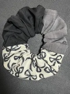 グレーブラックリボン柄シュシュ