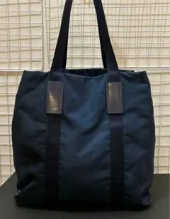 PRADAのナイロン製トートバッグ　ネイビーカラーで普段使いに便利なサイズ感