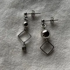 シルバー メタルボール ダイヤ型 ピアス