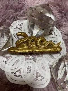 金色の蛇の置物