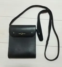 FRED PERRY ブラックショルダーバッグ　サコッシュ　黒