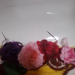 華やかな花モチーフの髪飾り