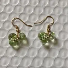 雫型ガラスビーズのピアス　緑色
