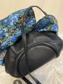 コーチ 花モチーフ　フリルデザイン 黒レザーショルダーバッグ