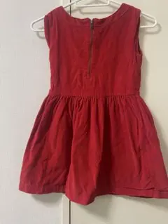 赤いノースリーブワンピース