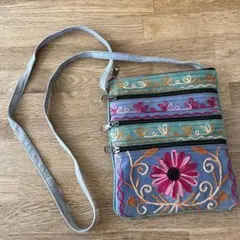 刺繍デザイン サコッシュ 3ポケット