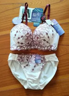 匿名発送　新品　タグ付き　ブラジャー　ショーツ　上下セット