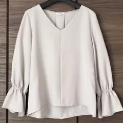 フリルネックブラウス