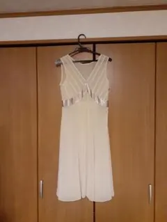 エレガントなクリーム色ドレス M～L(38号)