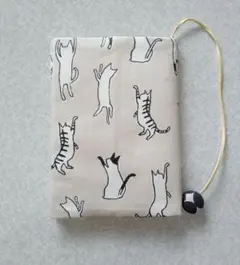 文庫本布のブックカバー　猫飛びつく