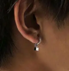 新品未使用 シルバードロップキューブフープピアス ユニセックス シンプル