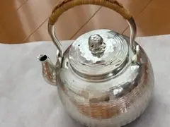 秀峰堂 湯沸 銀瓶 銀メッキ 底黒 藤弦巻き 極美品 秀峰堂 湯沸 銀瓶 銀メッキ 底黒 藤弦巻き 極美品 - メルカリ
