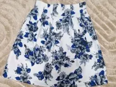 GRL♥️春夏　フレアスカート 白×ブルー　花柄 　ひざ丈　後ろゴム　グレイルのサムネイル