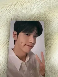 スビン　トレカ　笑顔のピースサイン