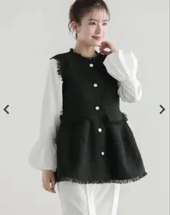 Fitmore♡MIKIコラボ！パールボタンツイードペプラムジレ ホワイト