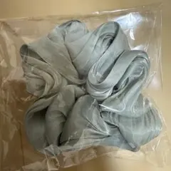 グレー サテン ヘアシュシュ