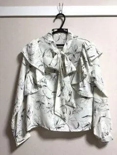 m*様 フリルリボン付きホワイトフラワーブラウス S