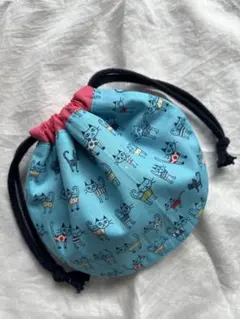 猫好きさんの為の小さめのまあるいポーチ 内布のピンクが可愛い！（ハンドメイド）