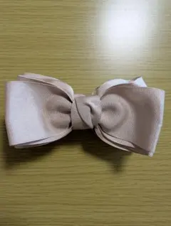 ピンクベージュ　リボンバレッタ