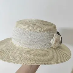 ベージュのレース装飾ストローハット