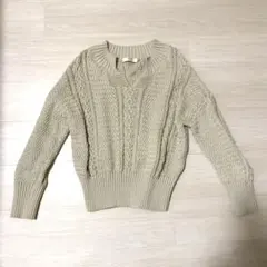 ベージュ ケーブルニット 長袖セーター