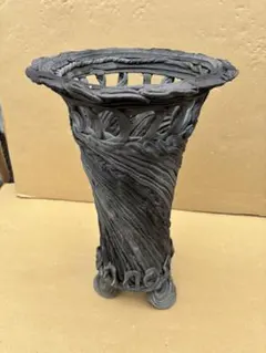 綱木紋　縦型　足付き　中古品 陶器 花瓶 鉢 縄目模様 黒色 芸術的 オブジェのサムネイル