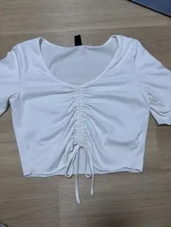 フロントギャザー付き白クロップドTシャツ