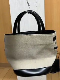 ベージュと黒のトートバッグ