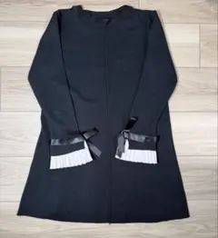 レディース 黒 ひざ丈 ワンピース 袖口プリーツ付き