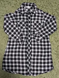 黒と白のチェック柄長袖シャツ