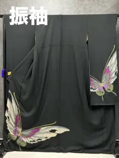 振袖 黒地 蝶文様 金彩 モダン　身丈裄丈長めのサムネイル