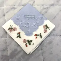 WEDGWOOD 刺繍ハンカチ 青白 新品。紙袋は使用感あり
