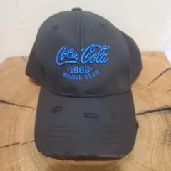 Coca-Cola ブラックロゴ刺繍キャップ