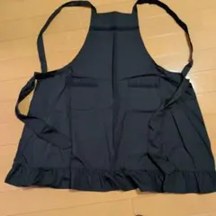 黒いフリル付きエプロン