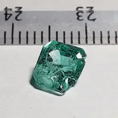 8305　カケ　大粒　発色綺麗　天然エメラルド