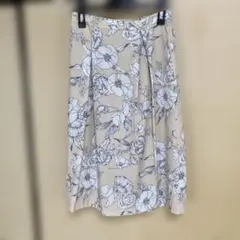 【お値引きしました！】 ベージュ×ホワイト 花柄 フレアスカートのサムネイル