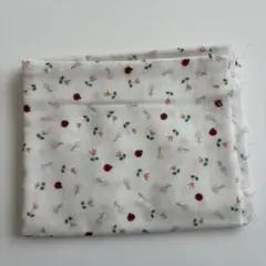 【新品・未使用（美品）値下げ中‼️】てんとう虫柄×小花柄のガーゼ生地（ホワイト）