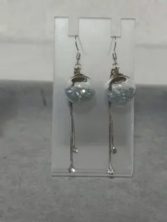 青色ラメ入りドロップ型ピアス