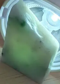 国産　糸魚川翡翠　40グラム　姫川　原石　透過あり　美品　白肌　緑