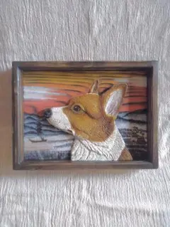 睡蓮の葉で寝る木彫りのコーギー 木彫りの小さな葉っぱを持ったクマ