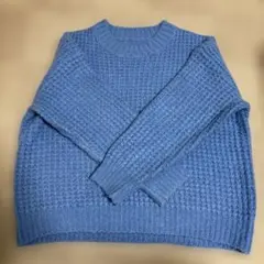 青い編み込みデザイン長袖ニット