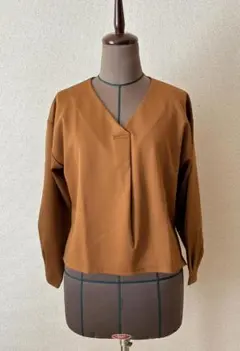 トップス◆個性派◆Vネック◆未使用に近い◆キャメル◆レディース◆Mサイズ◆美品