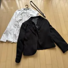 黒ジャケットと白フリルシャツセット