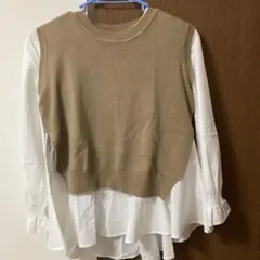 ベージュ ニット ベストと白ブラウス