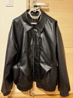 黒の合成皮革ボンバージャケット